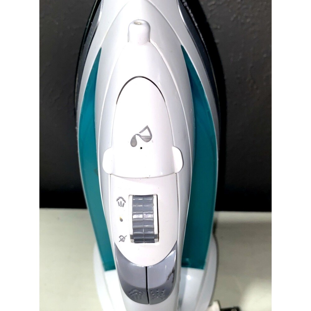 Hamilton Beach Retractable Cord Steam Iron, Stainless Steel Soleplate, 1200W - Picture 3 of 7